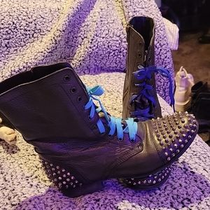 Vintage Steve Madden combat boots.Leather upper and wooden sole. Size 10